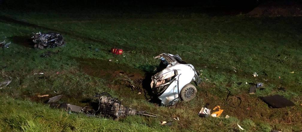 Konarzew: BMW rozpadło się na dwie części! Młody kierowca zginął na miejscu! [ZDJĘCIA] 