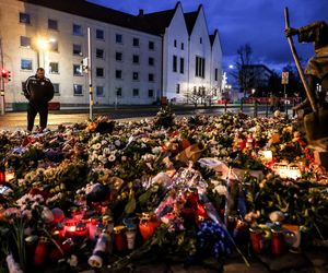 Ludzie palą znicze w Magdeburgu. Zamach na jarmarku bożonarodzeniowym