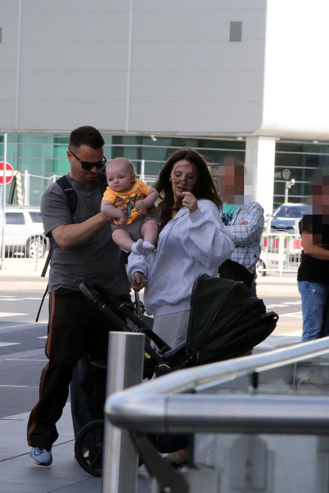 Rodzina Marcina Hakiela podczas odprawy na lotnisku