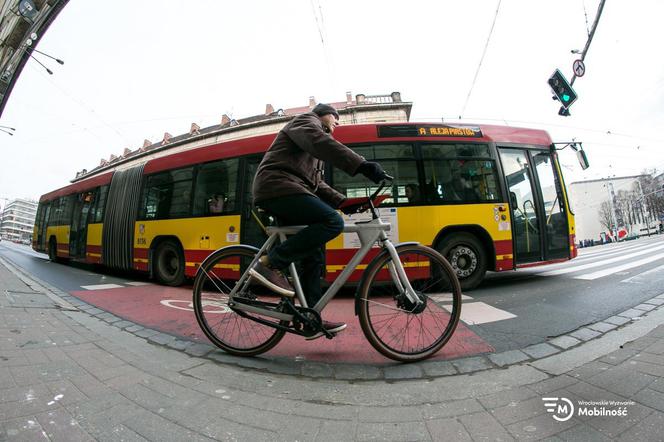 W aplikacji można zliczać kilometry przejechane na rowerze, ale też m. in. przejechane autobusme czy pociągiem