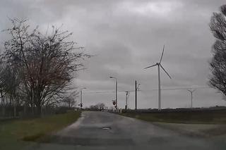 Było o włos od tragedii na przejeździe kolejowym. Świadek nie wytrzymał [ZDJĘCIA]