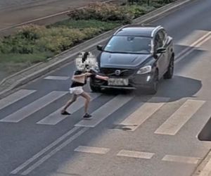  Łódź. Kobieta potrącona na przejściu. Patrzyła nie na drogę, tylko w telefon [ZDJĘCIA]