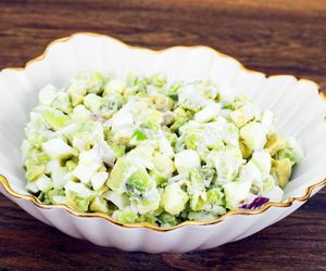 Sałatka z awokado, jajkiem i kukurydzą - zdrowa i sycąca