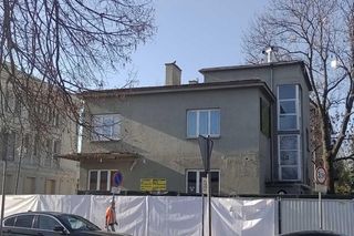 Deweloper bez zgody rozbiera zabytkową willę przy al. Focha 24 w Krakowie?