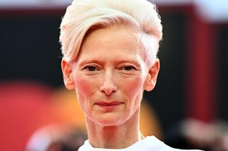 „Byłam na 43 pogrzebach” - Tilda Swinton wraca do najtrudniejszego czasu swojego życia