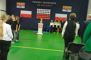 Apel uczniów SP nr 1 o 105. rocznicy powrotu Grudziądza do macierzy