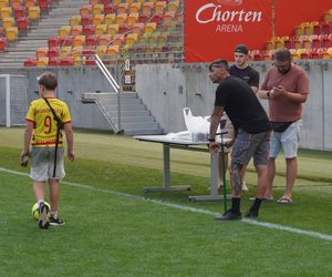 Pożegnianie Murawy na Chorten Arenie. Jagiellonia Białystok rozdaje boisko swoim kibicom