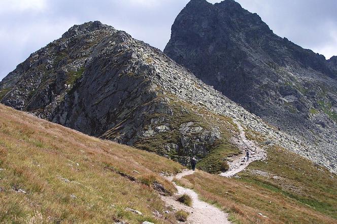 Tatry. Obcokrajowcy zniszczyli skały na szczycie Świnicy! To ich ratował TOPR?