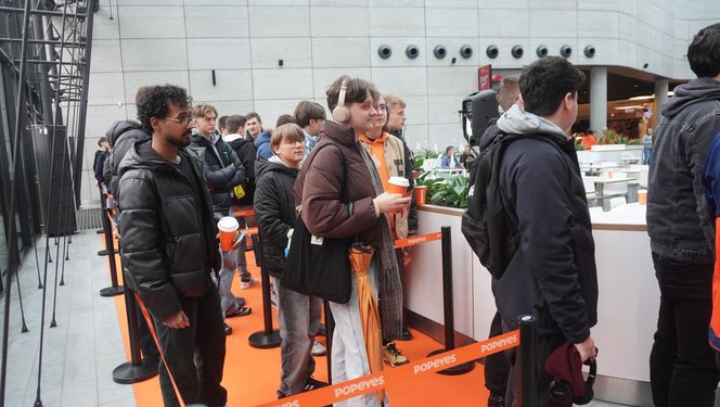 Tłumy na otwarciu Popeyes w Olsztynie. Rekordzista czekał w kolejce ponad 20 godzin