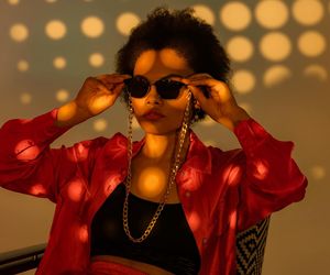 Czerwona koszula będzie hitem jesiennych stylizacji. Jak ją nosić w modny sposób?