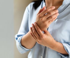 Parestezje, czyli kiedy mrowienie i drętwienie staje się problemem. Czy można je leczyć?