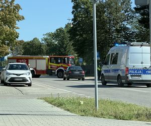 Jastrzębia. 2-letnie dziecko wpadło pod samochód