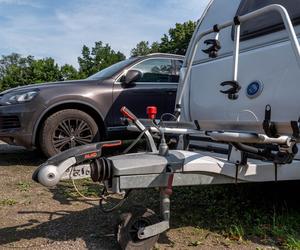 Urząd skarbowy wystawił na licytację auto z przyczepą kempingową