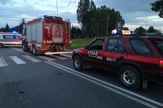 Po wypadku wysypali się z auta i padli na ulicę. Leżeli bez sił na środku skrzyżowania
