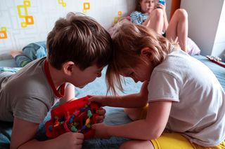 Dziecko w trybie walki nie usłyszy ani słowa. Zrób to, gdy dzieci się biją