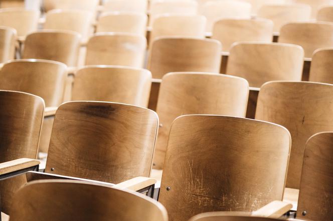Krzesła, sala, aula