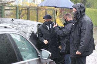 Pięciu ochroniarzy prowadzi Kaczyńskiego do bramy