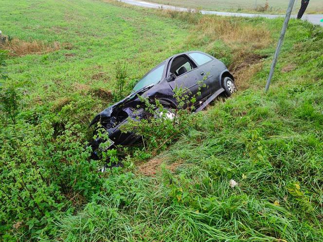 Zderzenie dwóch aut w Karolewie! Jedna osoba trafiła do szpitala [ZDJĘCIA]