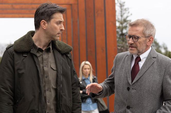 Na dobre i na złe, odc. 739. Marcin (Filip Bobek), Dominika (Paulina Gałązka) i jej ojciec Mirosław Grec (Jacek Mikołajczak)