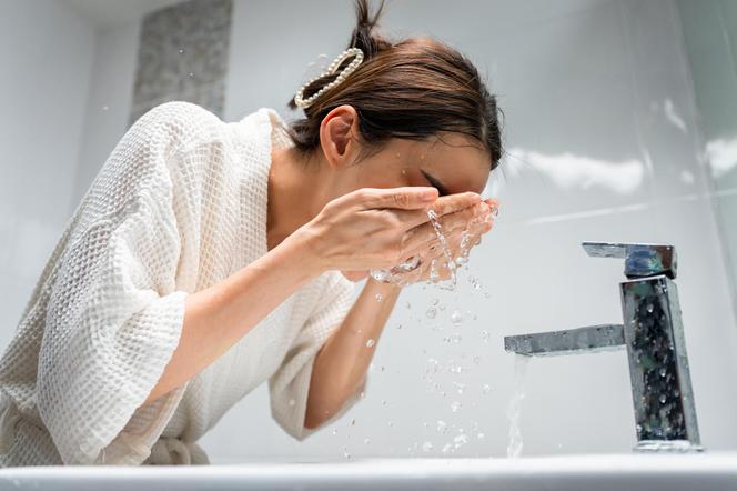 Czy codzienne mycie twarzy jest konieczne? Eksperci nie zostawiają żadnych złudzeń