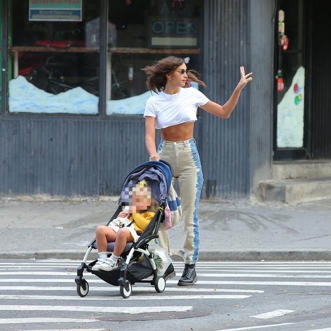 Irina Shayk na spacerze z córką