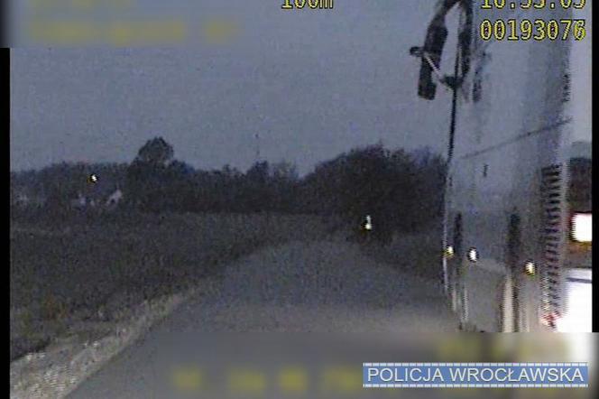 HIT! Jedną ręką prowadził, w drugiej trzymał miotłę i... poprawiał lusterko [ZDJĘCIA]