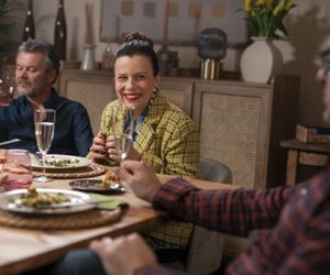 Rodzinka.pl nowy 17 sezon. Marek (Jacek Braciak), Maria (Agata Kulesza), Ludwik (Tomasz Karolak)