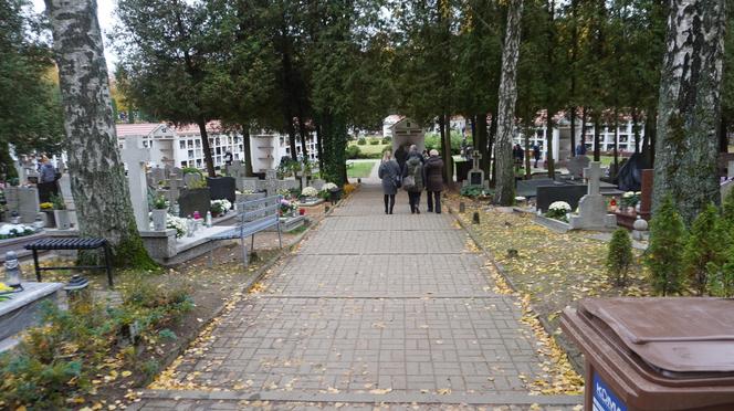 Tłumy na cmentarzu przy ul. Poprzecznej. Olsztynianie odwiedzają groby bliskich [ZDJĘCIA]