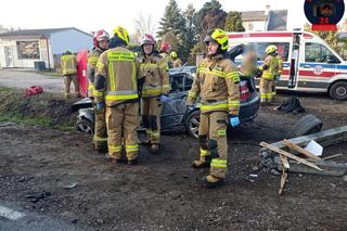 Tragedia w Tomicach. Jechali bez pasów, betonowy słup pękł jak zapałka. Są zarzuty dla młodego kierowcy