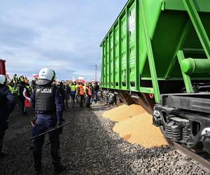 Protest rolników na torach kolejowych przy przejściu granicznym z Ukrainą w Medyce