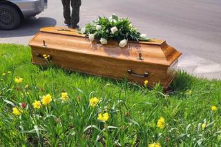 Trumna wypadła z karawanu