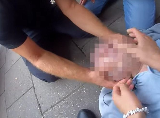 Policjantka ratowała życie 89-latkowi, policjant pobiegł po karetkę. Jest film z tej akcji w Toruniu