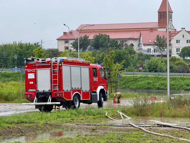 Niebezpieczne zjawiska na Warmii i Mazurach. Są ostrzeżenia przed gwałtownymi burzami i ulewami