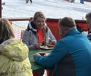 Na nartach podjadała mężowi frytki