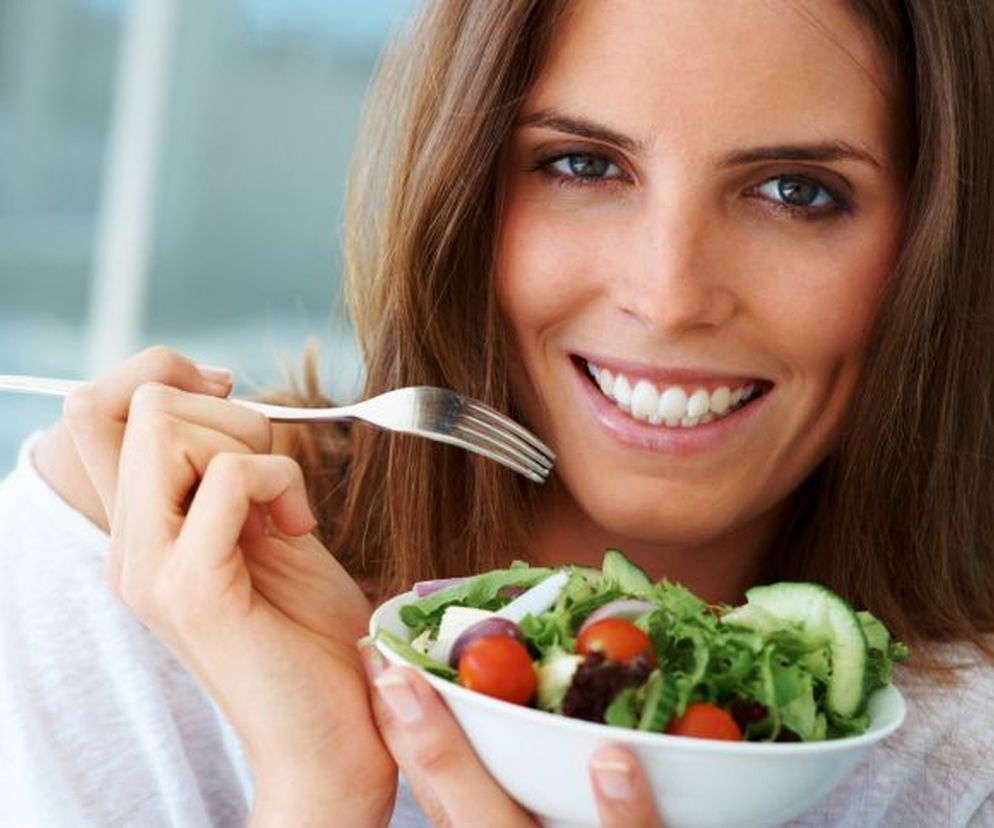 1200 kcal to ilość energii, która pozwoli kobiecie dobrze funkcjonować i  jednocześnie chudnąć. Odchudzający się mężczyzn potrzebuje więcej  kalorii (1600 kcal).