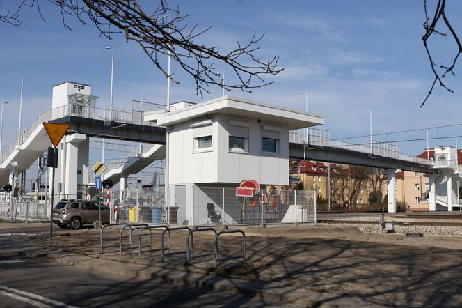  Takiego absurdu w Warszawie już dawno nie było. Mieszkańcy Pragi załamani po budowie kładki nad torami