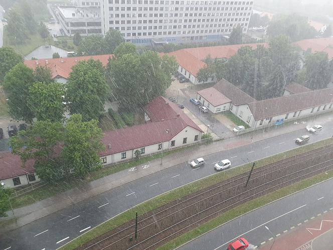  Pogodowy armagedon w Krakowie: Ponad 150 interwencji straży, grad wielkości orzechów włoskich i wielka ulewa