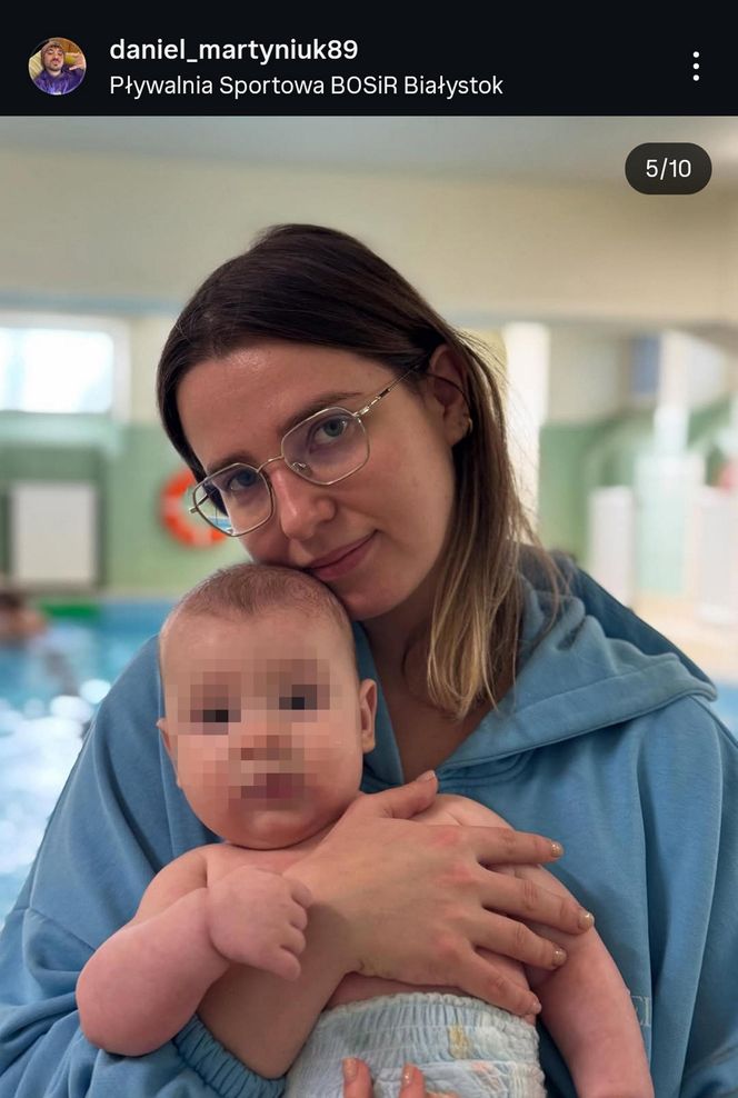 Daniel Martyniuk uczy syna pływać