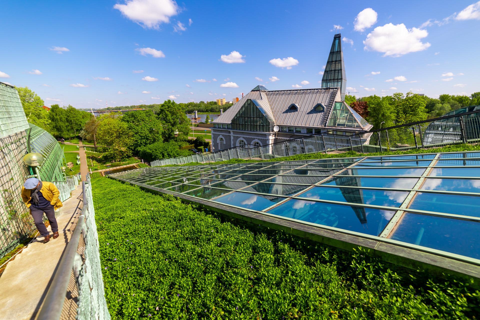 Biblioteka Uniwersytecka w Warszawie - zdjęcia. Zobacz postmodernistyczną ikonę, którą kiedyś uznawano za kicz