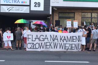 Nasi tam byli! Protest w obronie aktywisty LGBT Michała Sz. pod biurem Ziobry w Kielcach