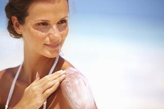 Jak OPALAĆ się bezpiecznie i leczyć oparzenia skóry? Poradnik zdrowego opalania