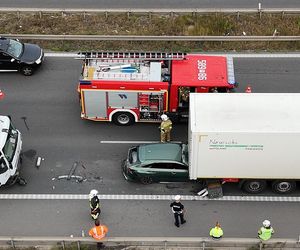 Osobówka wbiła się między dwa tiry. Dramatyczny wypadek na S8