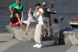 Maciej Pela z córeczkami nad Wisłą