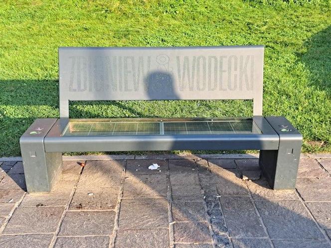 Ławeczka Zbiegniewa Wodeckiego na Powiślu 11
