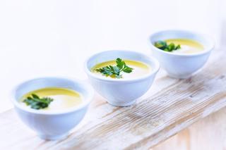 Krem selerowy z parmezanem: przepis na pożywną i aromatyczną zupę