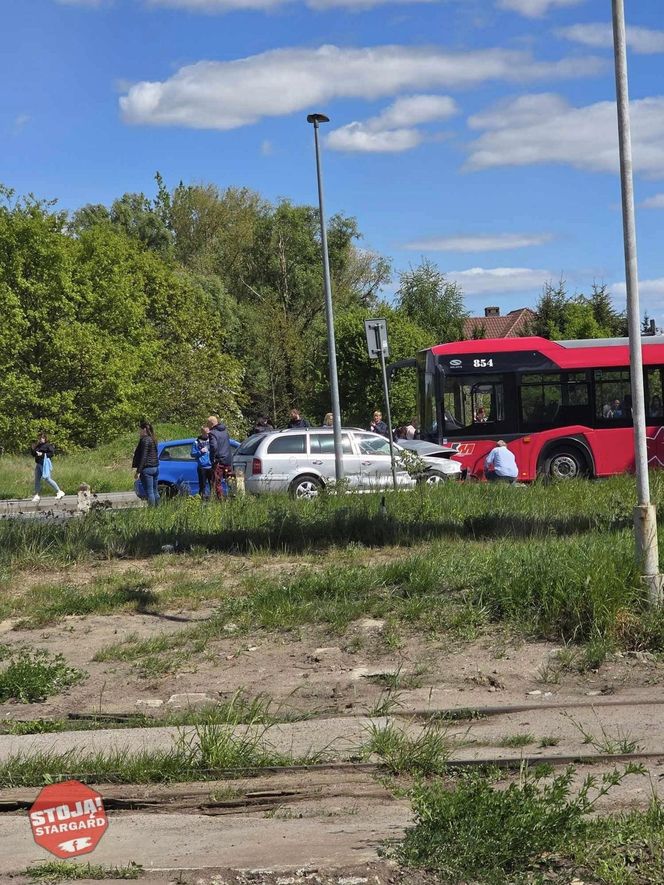 Stargard: 12 poszkodowanych po zderzeniu autobusu z samochodami. WIDEO z monitoringu