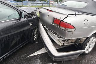 ​Karambol w deszczu przy wyjeździe z galerii handlowej w Lesznie 