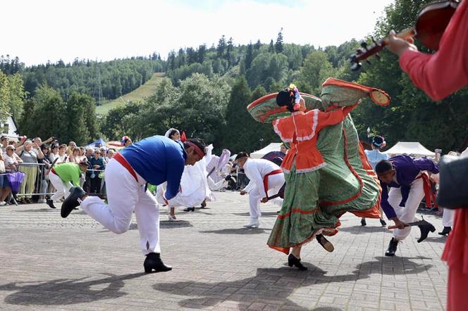 Rozpoczął się 60. jubileuszowy Tydzień Kultury Beskidzkiej. Przyjechało 20 zespołów z całego świata ZDJĘCIA, PROGRAM