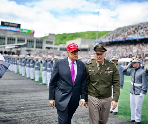 Trump waha się przed atakiem na Iran. Kluczowa kwestia: Czy bomby zniszczą podziemny bunkier?