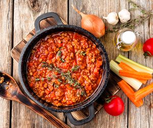 Spaghetti bolognese - najprostszy przepis na boloński sos do makaronu [WIDEO]